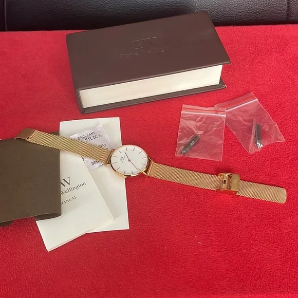 Authentic DW Gold Watch⏱⌚️⭐️ - Picture 7 of 16